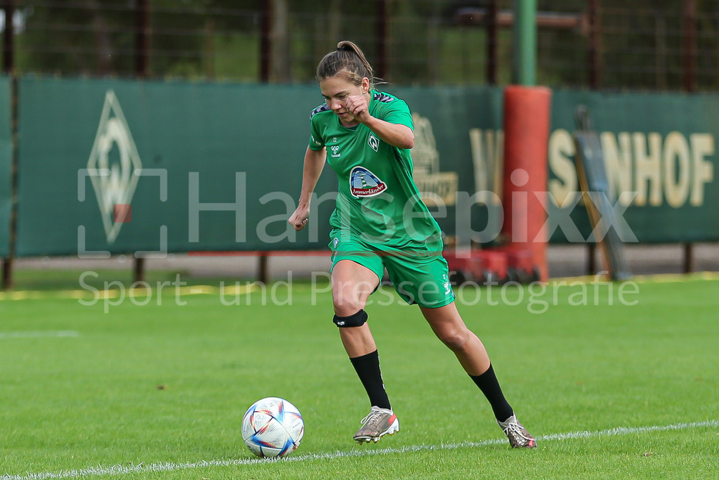 Fussball, Google Pixel Frauen-Bundesliga, Training SV Werder Bremen | v.li.: Rieke Dieckmann (SV Werder Bremen, 22) Freisteller, Einzelbild, Ganzkörper, Aktion, Action, Spielszene
