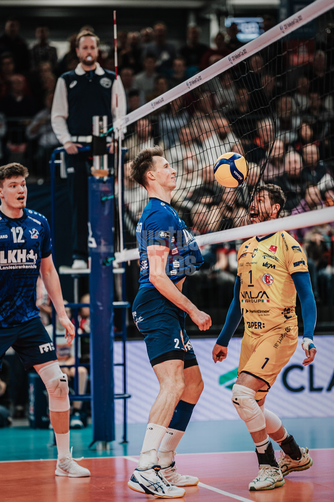 Volleyball | Männer | Saison 2022/2023 | CEV-Cup Viertelfinale | SVG Lüneburg vs. Valsa Group Modena | 11.01.2023 | links Pearson Eshenko (#2, SVG Lüneburg), rechts Bruno Mossa de Rezende (#1, Valsa Group Modena)