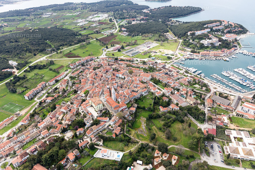 Aerial view: View of the town in Vrsar in the state Gespanschaft Istrien, Croatia. – Photo: IMG_105943.jpg taken on 04/13/2018 by Werner Riehm/FLY-FOTO.com – Resolution of the original: 5472 x 3648 px