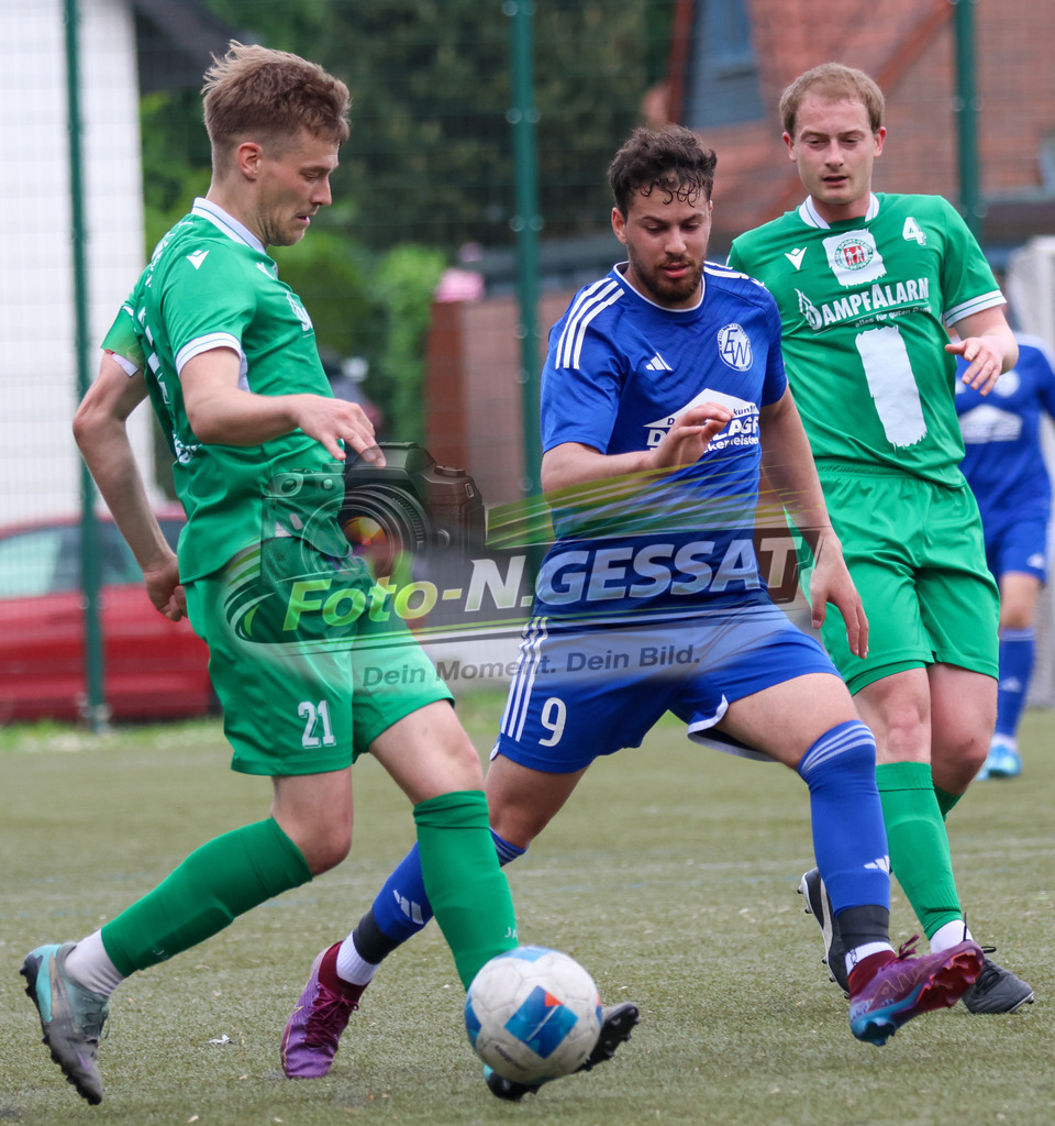 Bünder SV - SV Enger-Westerenger, | Auf dem Bild zu sehen: grün Bünder SV v.l.: Timo Westerberck, Johannis Steinmeier ; blau SV Enger-Westerenger: Taha Baroude Bünder SV, SV Enger-Westerenger, Saison 25/26, Kreisliga A, Bünde, Deutschland - Realisiert mit Pictrs.com