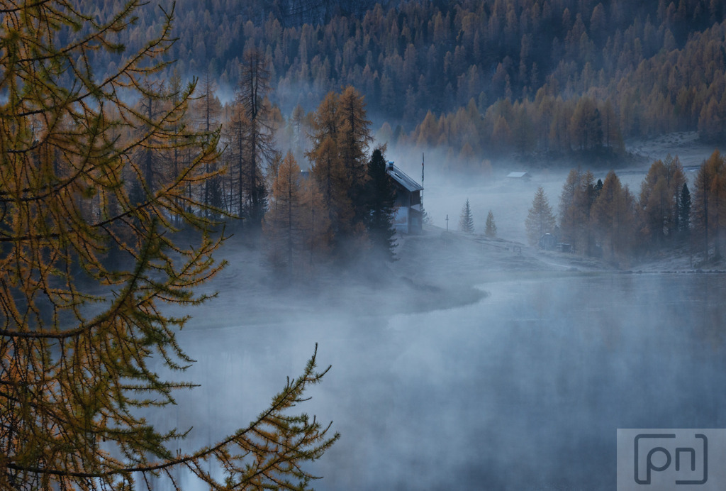 Nebel über den Lago Federa  | Wenn der Nebel über den Lago Federa in den Herbstmorgen einzieht, entsteht eine mystische und faszinierende Szenerie. Der dichte Nebel hüllt die umliegenden Bäume und Berge in einen sanften Schleier, der die Konturen verschwimmen lässt und eine geheimnisvolle Atmosphäre schafft. Das diffuse Licht verleiht der Landschaft eine weiche und verträumte Stimmung, während die Umrisse der Bäume und des Sees im Nebel verschwimmen, was eine einzigartige und malerische Kulisse für Fotografen schafft. Dieser flüchtige Moment des Nebels verleiht den Aufnahmen eine magische Note und kann zu äußerst fesselnden Bildern führen.