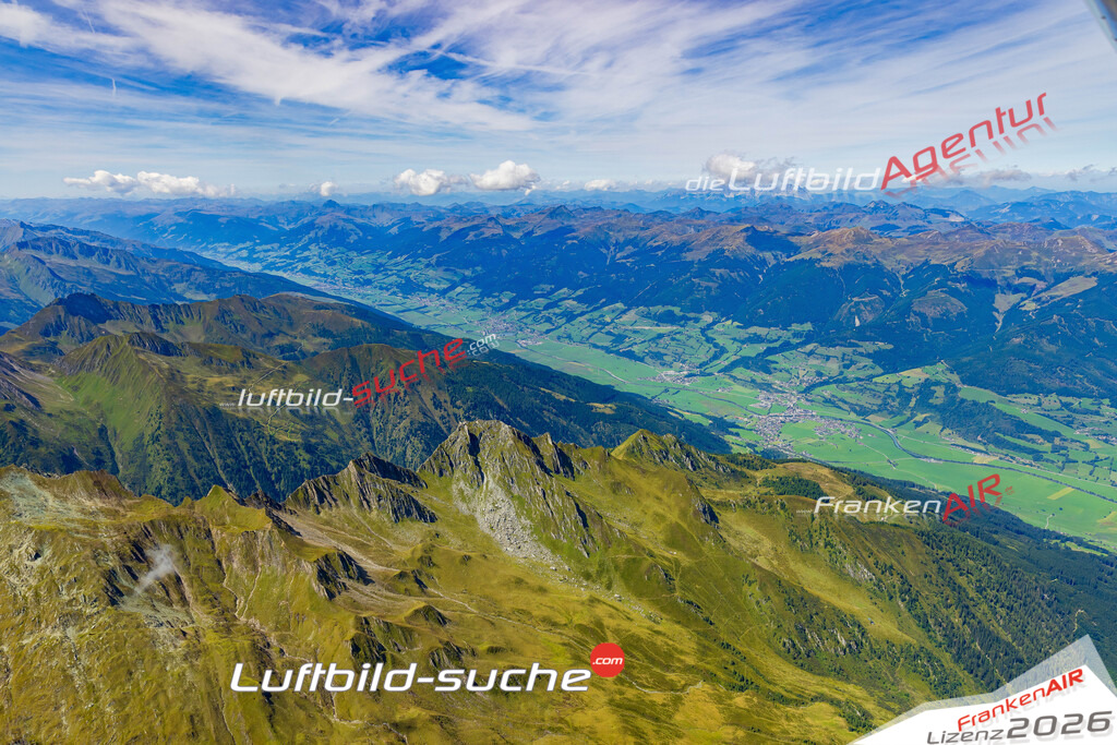 Luftaufnahme der Stadt Pinzgau - Die Luftaufnahme wurde 2025 vom UL-Flugzeug heraus erstellt ( keine Drohne ) - Hochauflösende Luftaufnahme - für professionelle Ausdrucke geeignet. Die Geschenkidee !Mit Lizenz und Bildrechte bestellbar