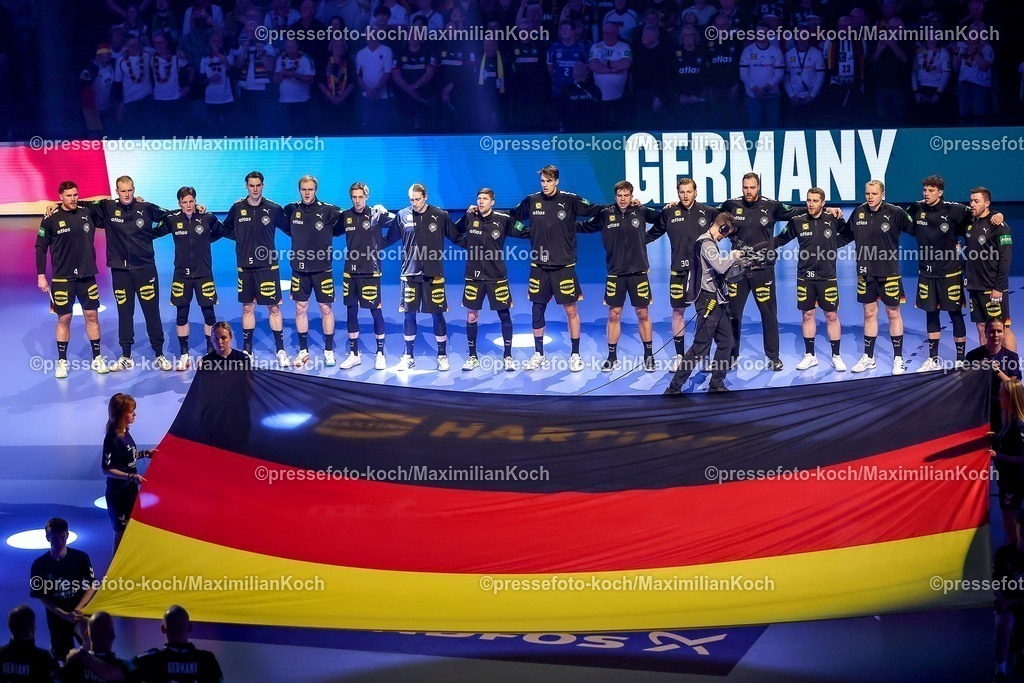 EHF19012602108 | 19.01.2026, Handball, Men's EHF EURO 2026, Deutschland - Spanien, Jyske Bank Boxen in Herning, Dänemark, Preliminary Round: Das deutsche Team steht bei der Nationalhymne Arm in Arm zusammen.  L-R  Johannes Golla (Germany #04)  David Späth (Germany #01)    Nils Lichtlein (Germany #03) Miro Schluroff (Germany #05)  Matthes Langhoff (Germany #13)  Juri Knorr (Germany #15)  Lukas Zerbe (Germany #17)  Julian Köster (Germany #18)  Renars Uscins (Germany #23)  Tom Kiesler (Germany #30)  Andreas Wolff (Germany #33)   Lukas Mertens (Germany #36) Justus Fischer (Germany #54)  Marko Grgic (Germany #71)  Jannik Kohlbacher (Germany #80)