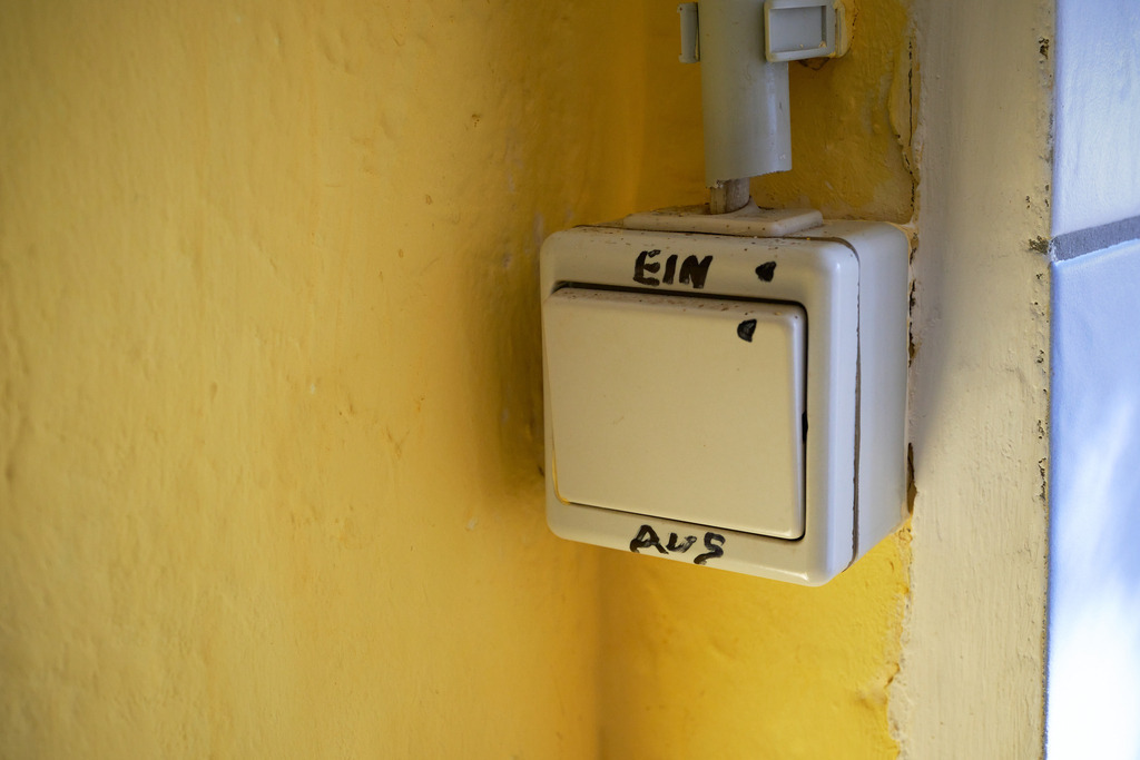 beschrifteter Lichtschalter im Keller | Burgenland, Austria - March 12, 2023: beschrifteter Lichtschalter im Keller auf einer gelben Wand. - Realisiert mit Pictrs.com