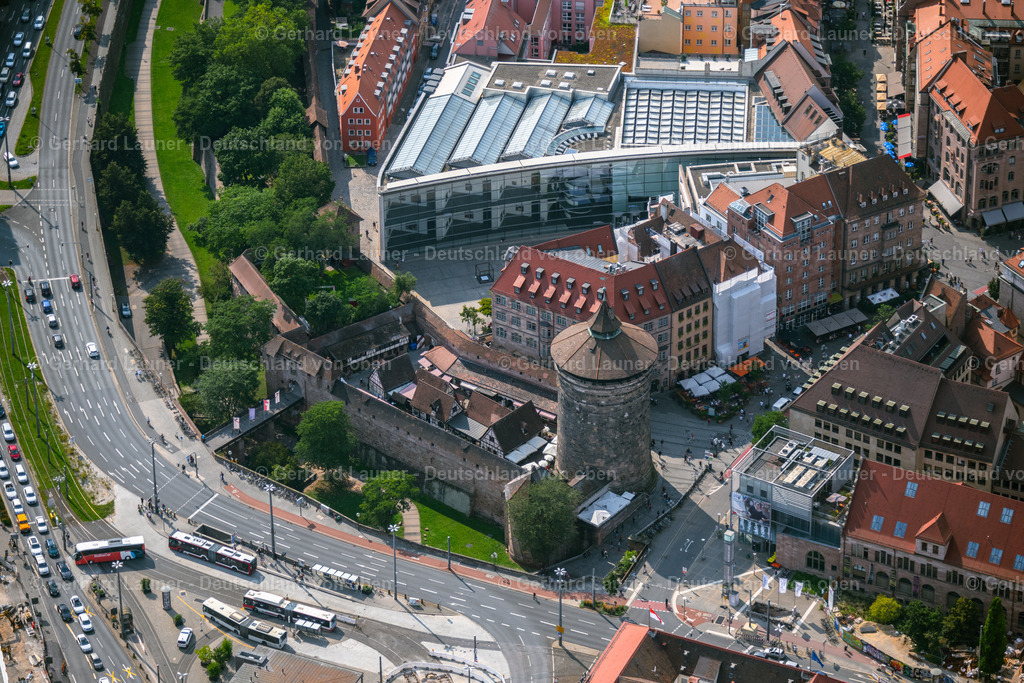 4047459 | NüRNBERG 21.08.2021 Turm- Bauwerk " Frauentorturm " an der Königstraße im Ortsteil Altstadt - Sankt Lorenz in Nürnberg im Bundesland Bayern, Deutschland. // Tower building " Frauentorturm " on Koenigstrasse the rest of the former historic city walls in Nuremberg in the state Bavaria, Germany. Foto: Gerhard Launer