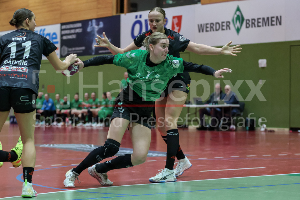 Handball, 2. Bundesliga Frauen, SV Werder Bremen - HL Buchholz 08-Rosengarten | v.li.: Meike Becker (SV Werder Bremen, 17) beim Wurf, am Ball, Spielszene, Aktion, Action