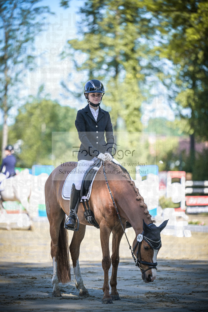 DOS_3536 | Entdecke hochwertige Reitturnierfotos von Foto Oger. Professionell, emotional und authentisch – jetzt Lieblingsmomente im Shop bestellen.Deutschlandweite Turnierfotografie. - Realisiert mit Pictrs.com