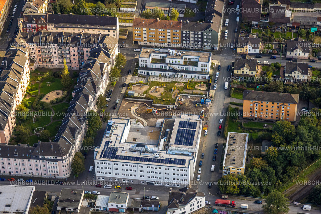 Hagen241005177 | Luftbild, Wohnsiedlung und Spielplatz Neugestaltung mit Baustelle zwischen Grundschule Wehringhausen und städt. Kita Kindergarten Lange Straße, Wehringhausen, Hagen, Ruhrgebiet, Nordrhein-Westfalen, Deutschland