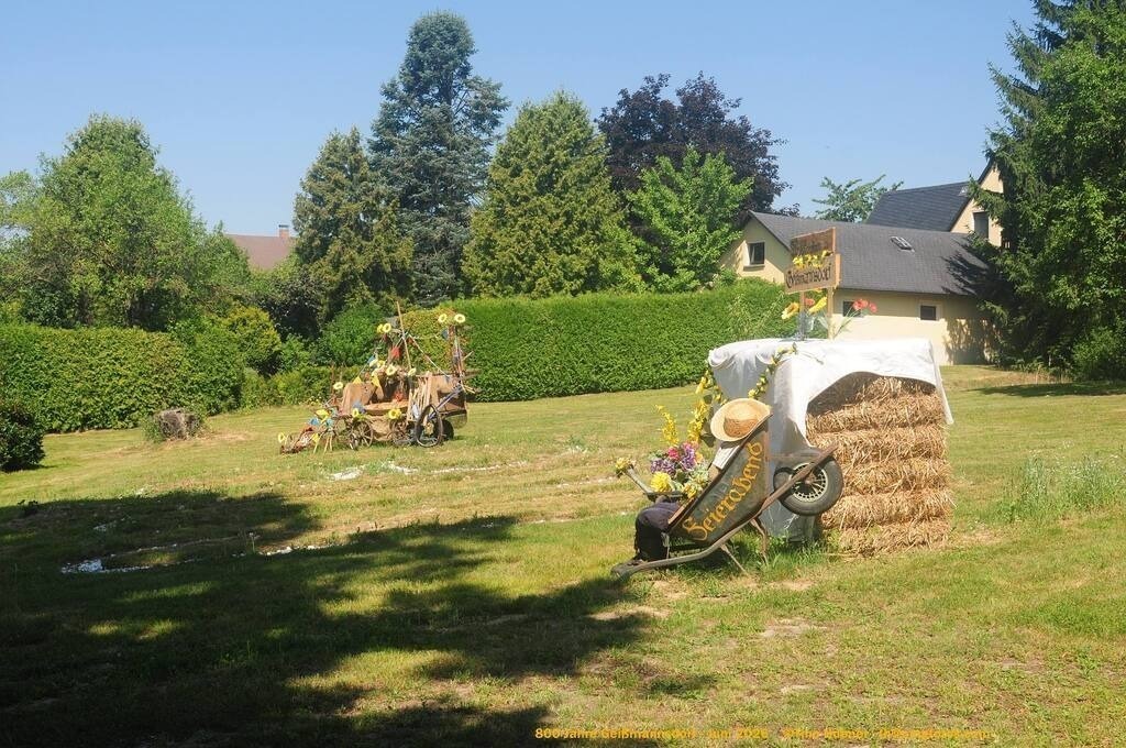 Geißmannsdorf-2026-Ortsbilder-055 | Geißmannsdorf bei Bischofswerda im Sommer 2026. Ein fotografischer Streifzug durch das Dorf Geißmannsdorf, mit Gebäuden, Straßen, Strohpuppen und geschmückten Vorgärten und Grundstücken anlässlich der 800-Jahr-Feier von Geißmannsdorf im Juni 2026 - Realisiert mit Pictrs.com