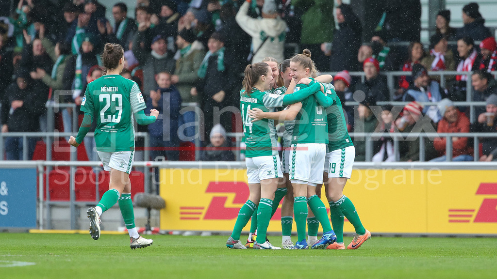 Fussball, Google Pixel Frauen-Bundesliga, RB Leipzig - SV Werder Bremen | v.li.: Spielerinnen des SV Werder Bremen mit Torjubel, Jubel, jubeln, jubelt, optimistisch, Spielszene, Highlight, Freude über das Tor zum 0:1, DIE DFB-RICHTLINIEN UNTERSAGEN JEGLICHE NUTZUNG VON FOTOS ALS SEQUENZBILDER UND/ODER VIDEOÄHNLICHE FOTOSTRECKEN. DFB REGULATIONS PROHIBIT ANY USE OF PHOTOGRAPHS AS IMAGE SEQUENCES AND/OR QUASI-VIDEO.