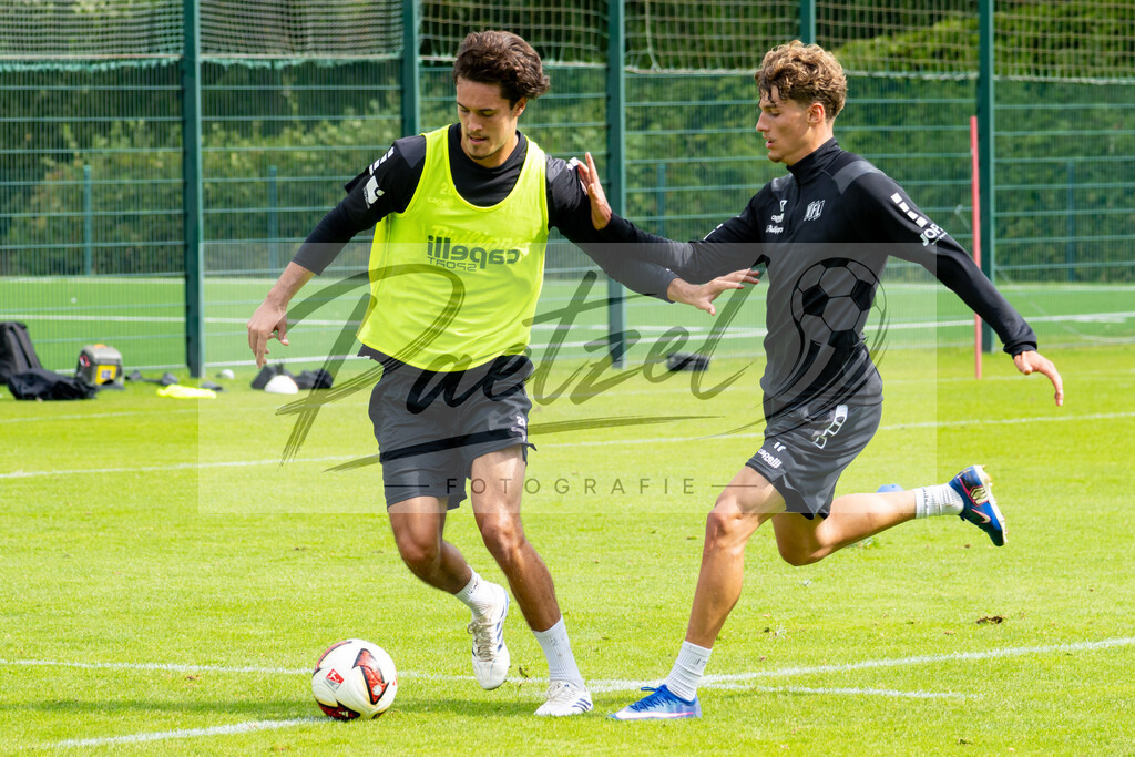 20260909_TRAOSN_0445 | Fußball, Herren: Theo Janotta (VfL Osnabrück) und Luca Raimund (VfL Osnabrück) im Zweikampf beim Training des VfL Osnabrück am 09.09.2026 im Sportpark Illoshöhe in Osnabrück, Deutschland.(Foto von Nico Paetzel) - Realisiert mit Pictrs.com