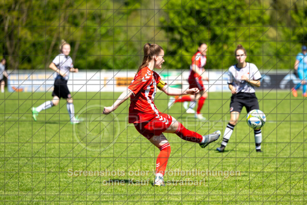 20250501_114008_0463 | #,1.FC Donzdorf II (rot) vs.1.Göppinger SV (weiß), Fussball, Frauen-Bezirkspokal Halbfinale Saison 2024/2025, Rasenplatz Lautertal Stadion, Süßener Straße 16, 73072 Donzdorf, 01.05.2025 - 10:30 Uhr,Foto: PhotoPeet-Sportfotografie/Peter Harich