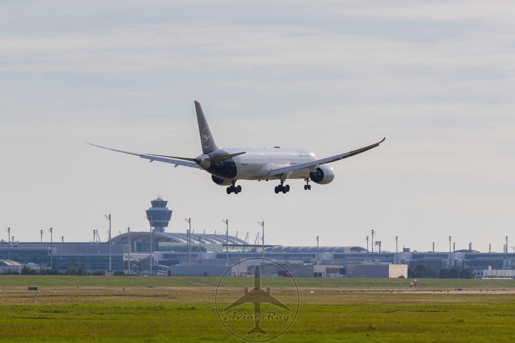 LH114-B789-D-ABPC-FRA-MUC-20240826-1-topaz-sharpen | Browse breathtaking aviation photography and order high-quality prints from AviatoRay's gallery. Perfect for enthusiasts and collectors. - Realisiert mit Pictrs.com
