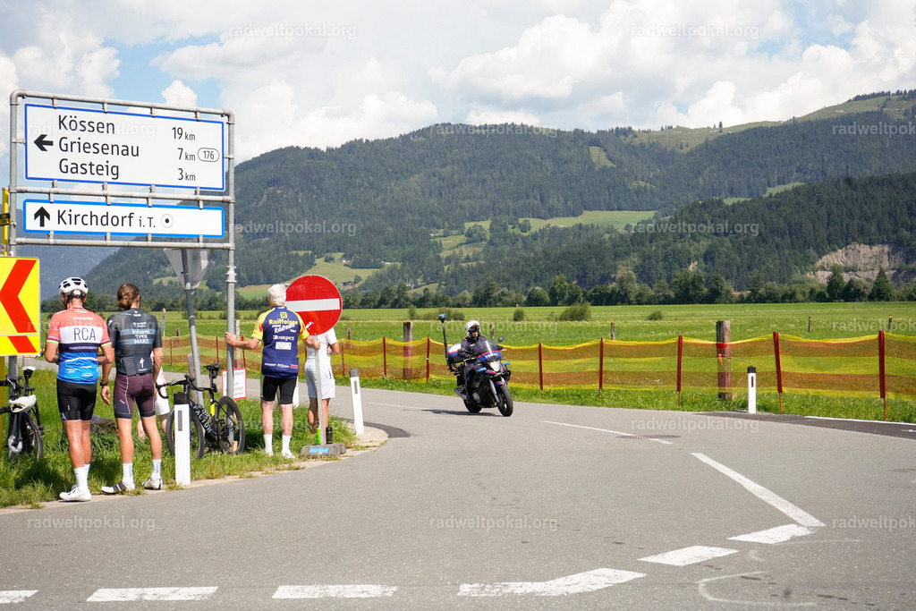 532_20230817_Bewerb_Maenner_Muehlanger | AUT - OESTERREICH, 2023-08-16: SPORT RENNRAD-FAHREN - 55. INTERNATIONALER RADWELTPOKAL IN ST. JOHANN IN TIROL  - Vintage-Radrennen mit WM-Bronze-Medaillen-Siegerin Christina Schweinberger, den Teilnehmer und Alexander Baumann (vom Orginastions-Team) - TAG 2 BEWERB MAENNER IN SECHS GRUPPEN  ; Foto: Roland Muehlanger