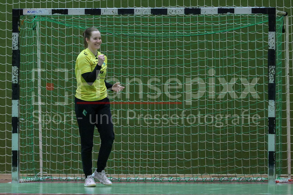 Handball, 2. Bundesliga Frauen, SV Werder Bremen - HC Leipzig | Wioleta Pajak (Torhüterin, Torwart, SV Werder Bremen, 32) mit Jubel über eine Parade, über einen gehaltenen Ball