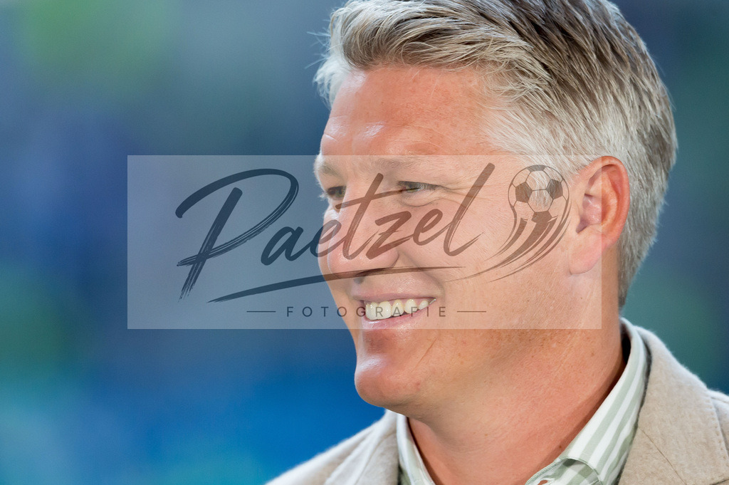 HSVSCF20220419_246 | Fussball, Herren: Bastian Schweinsteiger schaut beim DFB-Pokal-Halbfinalspiel zwischen Hamburger SV und SC Freiburg im Volksparkstadion am 19.04.2022 in Hamburg, Deutschland.DFB / DFL REGULATIONS PROHIBIT ANY USE OF PHOTOGRAPHS AS IMAGE SEQUENCES AND/OR QUASI-VIDEO. - Realisiert mit Pictrs.com