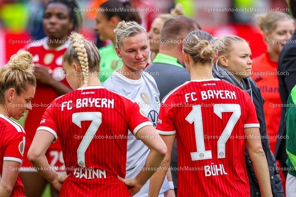 xKWIx14052601124 | 2026.05.14, xkwix, Fußball, Finale DFB-Pokal Frauen, VfL Wolfsburg -  FC Bayern München, Saison 2025 2026, Rhein-Energie-Stadion in Köln: Klara Bühl (FC Bayern München Frauen #17) troestet und spricht mit Alexandra Popp (VfL Wolfsburg Frauen #11) DFB regulations prohibit any use of photographs as image sequences and or quasi-video. Photo: xKamilxWilkowskixPressefotoKochx
