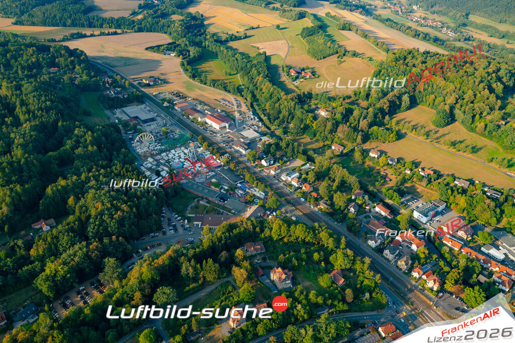 Die Luftbildaufnahme Schuetzenfest - Kronach wurde 2018 mittels Flugzeug (keine Drohne) erstellt. Perfekte Schärfe und Druck- Auflösung- Garantiert!