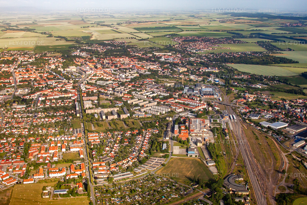 Luftbild: Ortsansicht von Osten in Halberstadt im Bundesland Sachsen-Anhalt in Deutschland. Foto: IMG_58413.jpg vom 30.06.2013 durch Werner Riehm/FLY-FOTO.de