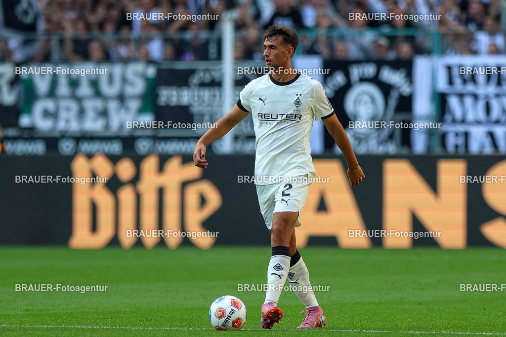 Borussia Mönchengladbach vs Hamburger SV - Bundesliga  | Mönchengladbach, Deutschland, 24.08.25:   Fabio Chiarodia (Borussia Mönchengladbach) in Aktion am Ball, Einzelaktion waehrend des Spiels der Bundesliga zwischen Borussia Mönchengladbach vs Hamburger SV im Stadion im Borussia Park(Foto von Brauer-Fotoagentur / Adrian Schlueter)