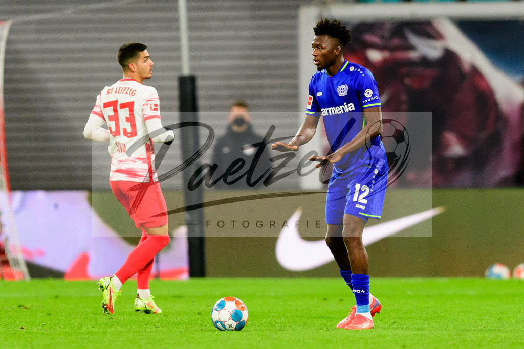 RBLLEV20211128_135 | Fussball, Herren: Edmond Tapsoba (Bayer 04 Leverkusen) in Aktion, am Ball, Einzelaktion bei dem Spiel der 1. Bundesliga zwischen RB Leipzig und Bayer 04 Leverkusen in der Red Bull Arena am 28.11.2021 in Leipzig, Deutschland.DFB / DFL REGULATIONS PROHIBIT ANY USE OF PHOTOGRAPHS AS IMAGE SEQUENCES AND/OR QUASI-VIDEO. - Realisiert mit Pictrs.com