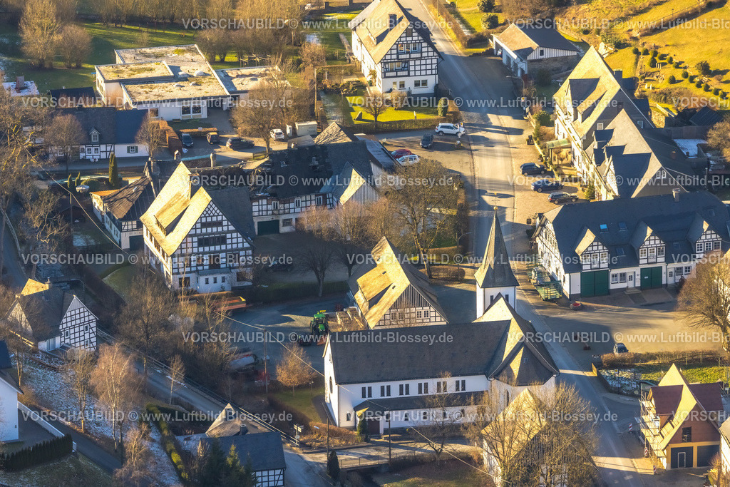 Schmallenberg230205560Westfeld | Luftbild, Ortszentrum, kath. St. Blasius Kirche, abgebrannter Dachstuhl am Fachwerkhaus, Westfeld, Schmallenberg, Sauerland, Nordrhein-Westfalen, Deutschland