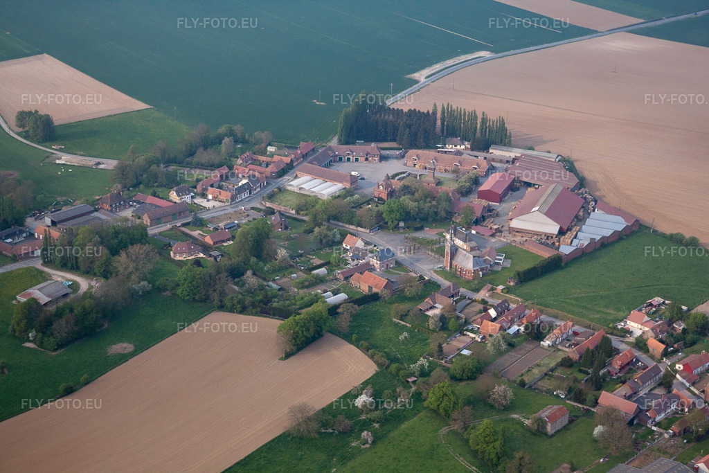 Vue aérienne: Vue de la ville à Gomiécourt dans le département Pas de Calais, France. Photo: IMG_40076.jpg prise le 17/04/2011 par Werner Riehm/FLY-FOTO.eu – Résolution de l'original: 4752 x 3168 px