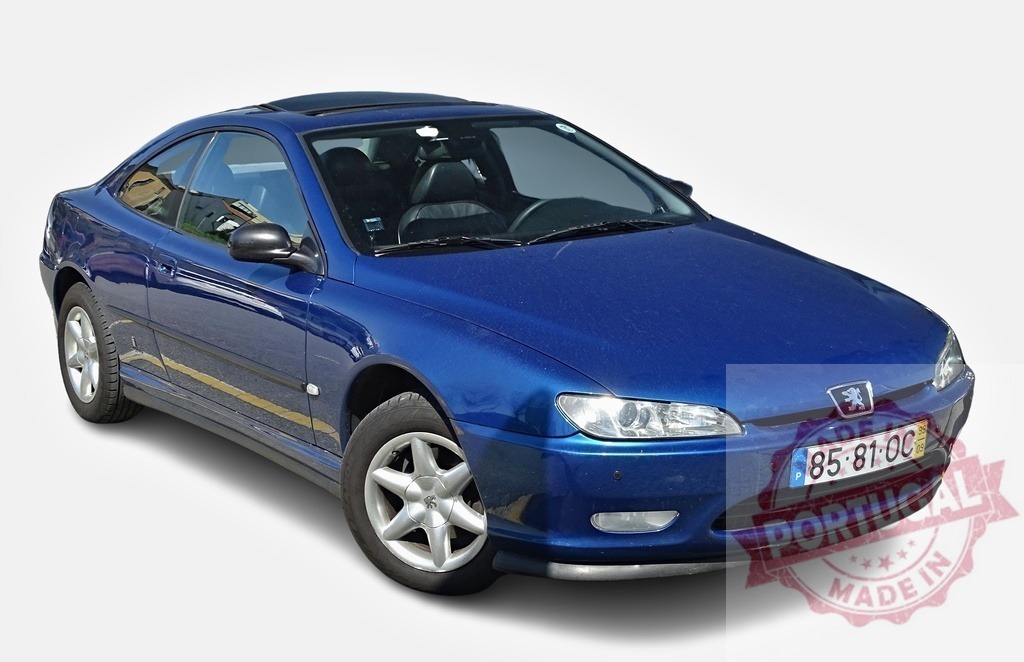 Peugeot 406 coupé showing its aerodynamic and sporty design | Blue Peugeot 406 coupé parked, showing its aerodynamic and sporty design - Realisiert mit Pictrs.com