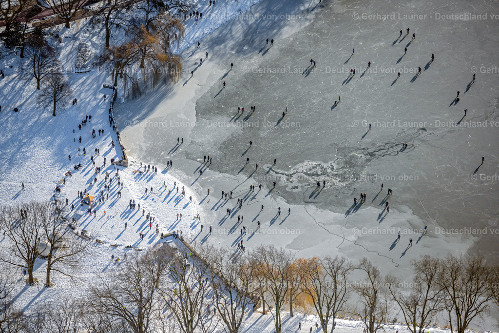 4043967 | MüNSTER 13.02.2021 Spaziergänger und Passanten laufen auf der Eisschicht der zugefrorenen Uferbereiche der See - Oberfläche des Aasee im Ortsteil Pluggendorf in Münster im Bundesland Nordrhein-Westfalen, Deutschland. // Wintry snowy strollers and passers-by walk on the ice sheet of the frozen bank areas of the lake - surface of Aasee in the district Pluggendorf in Muenster in the state North Rhine-Westphalia, Germany. Foto: Gerhard Launer