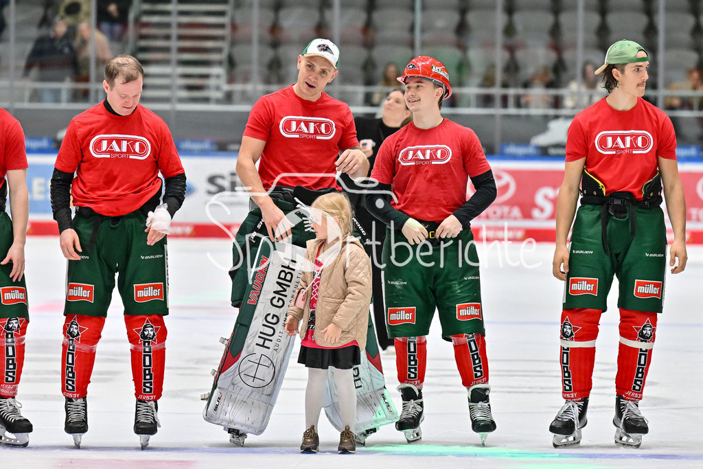 Augsburger Panther - Löwen Frankfurt | Die Spieler des AEV feiern zusammen mit den Fans den Heimsieg gegen Frankfurt / DEL: Augsburger Panther - Löwen Frankfurt, Curt Frenzel Stadiom am 11.10.2024 / Markus KELLER (Augsburger Panther #35) / Moritz ELIAS (Augsburger Panther #46) mit Bauhelm