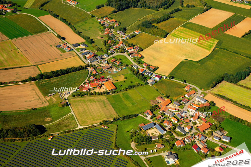 Das Luftbild zeigt : Mittelhaselbach Mallersdorf-Pfaffenberg - Die Luftaufnahme wurde 2023 vom UL-Flugzeug aus erstellt ( keine Drohne ) - Hochauflösende Luftaufnahme - Für grossformatige Ausdrucke geeignet. Die Geschenkidee !Mit Lizenz und Bildrechte bestellbar