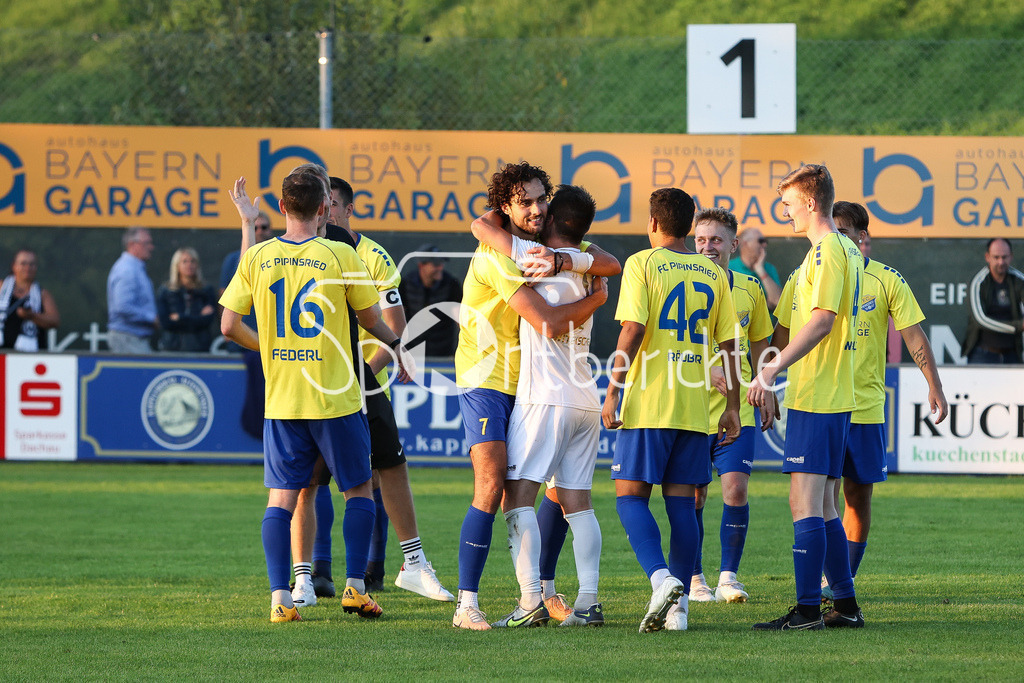FC Pipinsried - SV Wacker Burghausen | Grenzeloser Jubel in Pipinsried nach dem Sieg im Elfmeterschiessen gegen den SV Wacker Burghausen / Daniel WITETSCHEK (FCP #1)