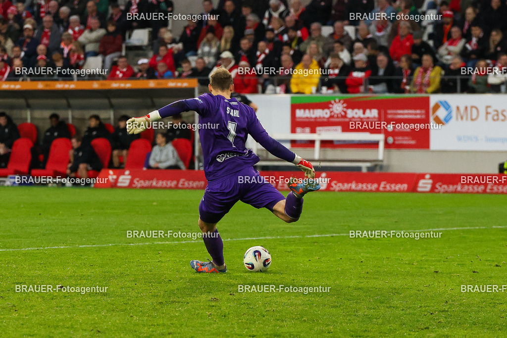 Rot-Weiss Essen - 1.Fc Schweinfurt | Essen, Deutschland, 02.11.2025 Toni Stahl (1.FC Schweinfurt)  Einzelaktion während des 3.Liga Spiels zwischen  Rot-Weiss Essen und 1.Fc Schweinfurt am 02.11.2025 im Stadion an der Hafenstraße in Essen. (Foto von Timo Bluhmki-Schmidt/Brauer Fotoagentur
