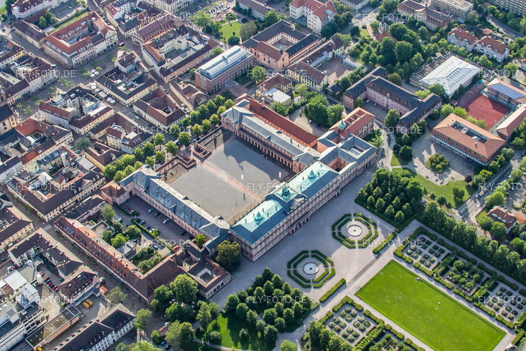 Palais des Schloss - Residenzschloss Rastatt an der Herrenstraße im Ortsteil Rastatt-Innenstadt | Luftbild: Palais des Schloss - Residenzschloss Rastatt an der Herrenstraße im Ortsteil Rastatt-Innenstadt in Rastatt im Bundesland Baden-Württemberg in Deutschland. Foto: IMG_18794.jpg vom 03.06.2009 durch Werner Riehm/FLY-FOTO.de - Realisiert mit Pictrs.com