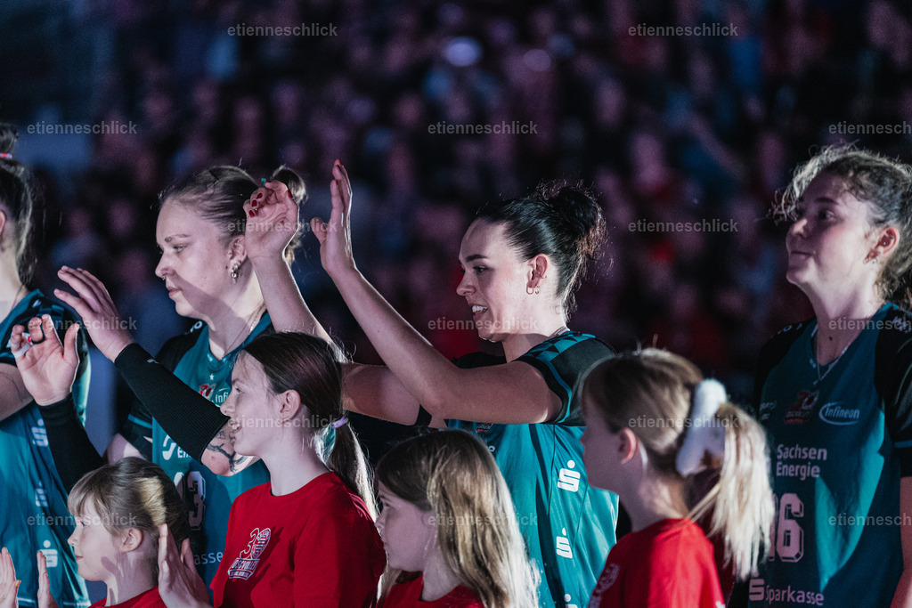 Dresdner SC - Binder Blaubären TSV Flacht, DEKRA 1. Bundesliga Frauen, Volleyball | Im Bild: v.l. Lena Kindermann (13, Dresdner SC), Maia Dvoracek (15, Dresdner SC), Morgan Geddes (16, Dresdner SC)24.10.2026, Dresdner SC -  Binder Blaubären TSV Flacht, DEKRA 1. Bundesliga Frauen, Volleyball, Deutschland, Dresden, Cyberport Arena