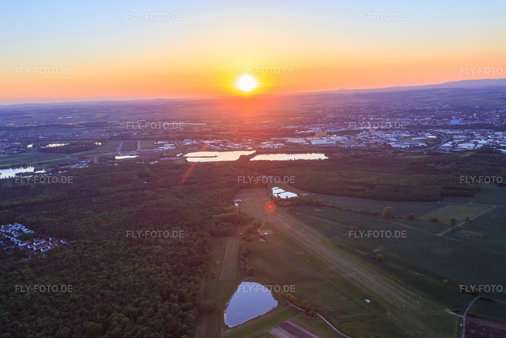Luftbild: Flugplatz Schweinfurt-Süd EDFS bei Sunset in Gochsheim im Bundesland Bayern in Deutschland. Foto: IMG_079215.jpg vom 15.05.2015 durch Werner Riehm/FLY-FOTO.de
