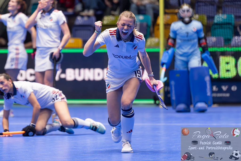 Volvo E.R.B. Final 4 Halbfinale Frauen: Mannheimer HC - Düsseldorfer HC, 25.01.2025 | Verena Neumann (Mannheimer HC #19) bejubelt den Sieg im Halbfinale, Mannheimer HC - Düsseldorfer HC, Frankfurt, Süwag Arena, 25.1.2025 - Realisiert mit Pictrs.com