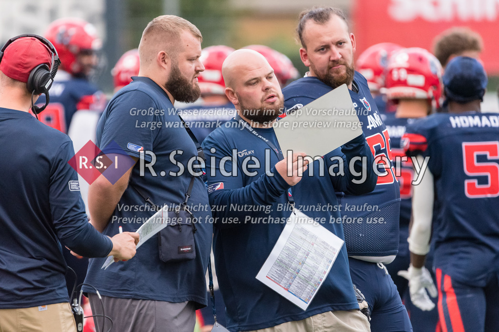 RS-1-003719 | Ron Masnytzia (Sea Devils, OL Assistant Coach) bespricht sich mit Robin Fensch. 
Hinten: Ron Mac Spiegel (#65, Sea Devils, OG, GER)
