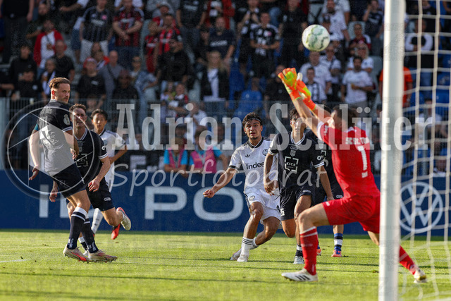 21.08.2026, GER, Fussball, Herren, DFB-Pokal, Saison 2026/2027, SC St. Tönis vs Eintracht Frankfurt | Can Uzun (Frankfurt) und Simon Sell (Tönis) im Kampf um den Ball