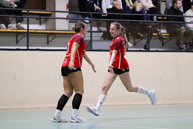 Handball I Damen I Saison 2025-2026 I Verbandsliga Süd I HSG Kalkberg 06 - MTV Dänischenhagen I 14.12.2025.164 | v.l. Melinda Milanovic (17, MTV Dänischenhagen), Rica Carlotta Hipp (15, MTV Dänischenhagen) - Realisiert mit Pictrs.com