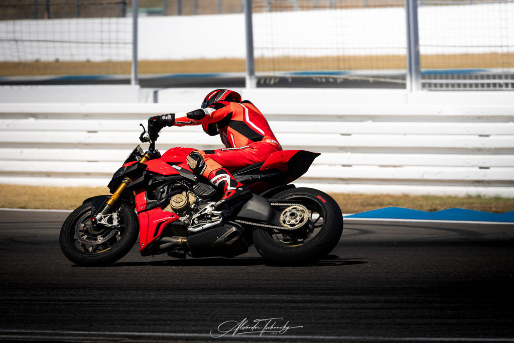 Ducati Trackday Hockenheimring 2026 | Entdecken Sie die faszinierende Welt von Alexander Tschuncky Arts: Kreative Fotografie, atemberaubende Automobilkunst und hochwertiger Bilderdruck. Lassen Sie sich inspirieren! - Realisiert mit Pictrs.com