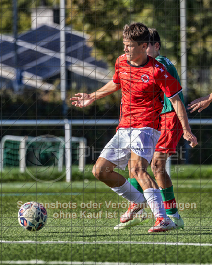 20250920_163806_0506-Bearbeitet-2 | #,1.Göppinger SV (rot) vs. FC Esslingen II (grün), Fussball, C-Junioren Leistungsstaffel Mitte - wfv 2025/2026, Kunstrasenplatz Nord, Hohenstaufenstr. 116, 73033 Göppingen, 20.09.2025 - 15:30 Uhr,Foto: PhotoPeet-Sportfotografie/Peter Harich