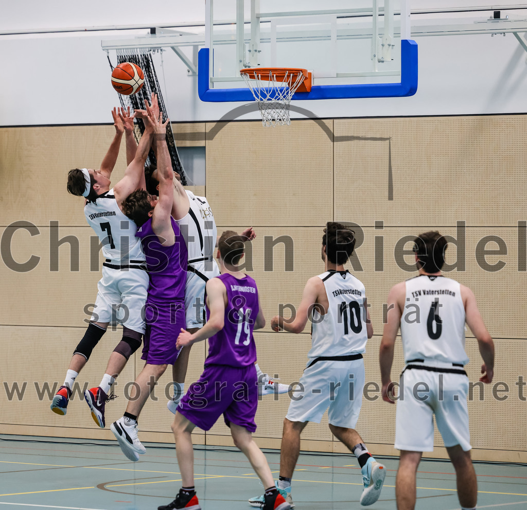 2022-05-01_023_TSV_Vaterstetten_gegen_DJK_Traunstein | Vaterstetten, Deutschland, 01.05.2022:
Basketball, Aufstiegsrunde zur Bayernliga 2021 / 2022, 5. Spieltag, TSV Vaterstetten gegen DJK Traunstein, Endergebnis: 87:79

Bastian Heckner (TSV Vaterstetten, #7), Maximilian Metzger (TSV Vaterstetten, #12), A. Schatz (DJK Traunstein, #19), Luca Maurice Kohll (TSV Vaterstetten, #10), Maximilian Rothe (TSV Vaterstetten, #6)

Foto: Christian Riedel / fotografie-riedel.net