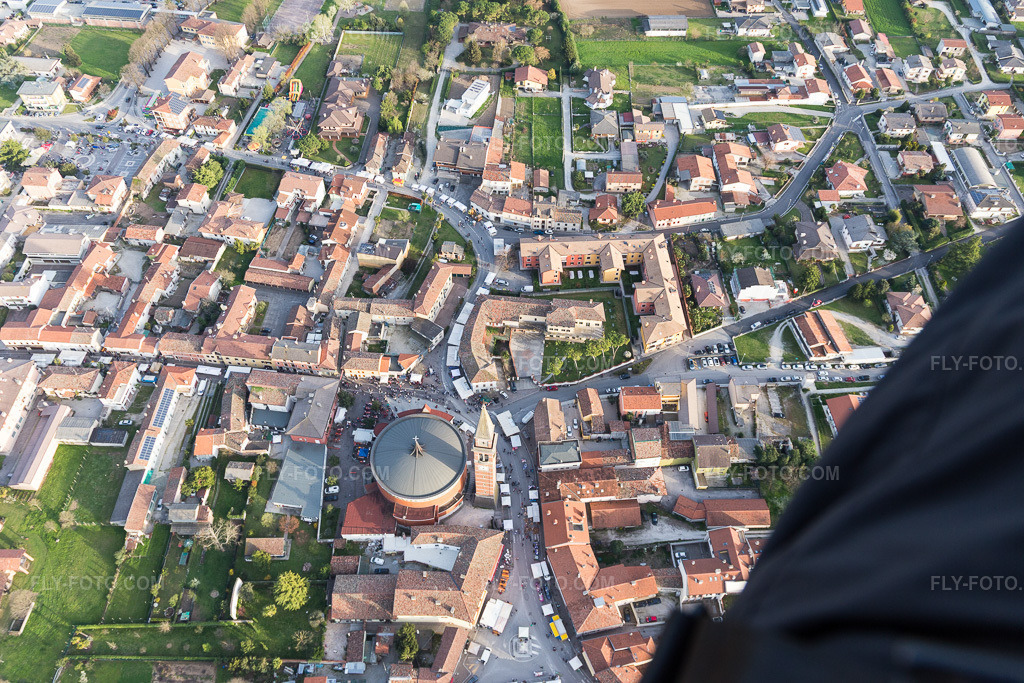 Aerial view: View of the town in Monte Santo-Stradalta in the state Friuli Venezia Giulia, Italy.Photo: IMG_105818.jpg taken on 04/08/2018 by Werner Riehm/FLY-FOTO.comResolution of the original: 5472 x 3648 px