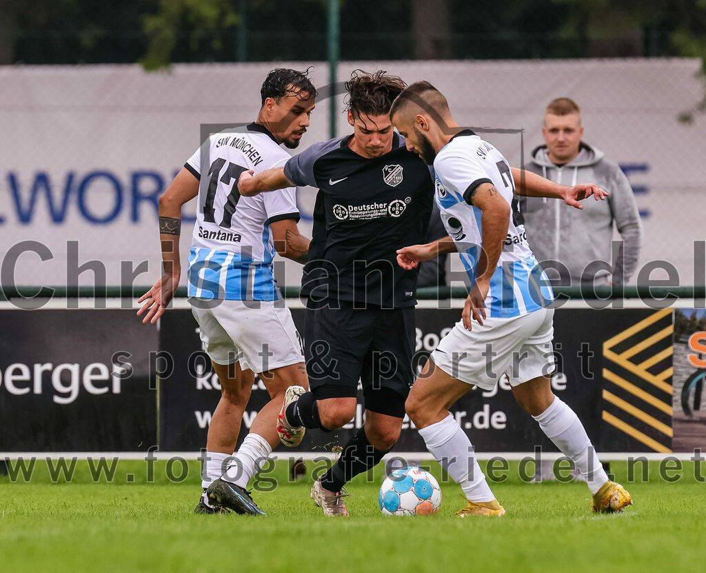 2023-08-05_100_FC_Langengeisling_gegen_SVN_Muenchen | Erding, Deutschland, 05.08.2023:
Fußball, Bezirksliga Oberbayern Ost 2023 / 2024, 2. Spieltag, FC Langengeisling gegen SVN München, Endergebnis: 1:3

Julien Santana-Mielke (SVN München, #17), Maximilian Birnbeck (FC Langengeisling, #27), Baran Sagiroglu (SVN München, #2)

Foto: Christian Riedel / fotografie-riedel.net