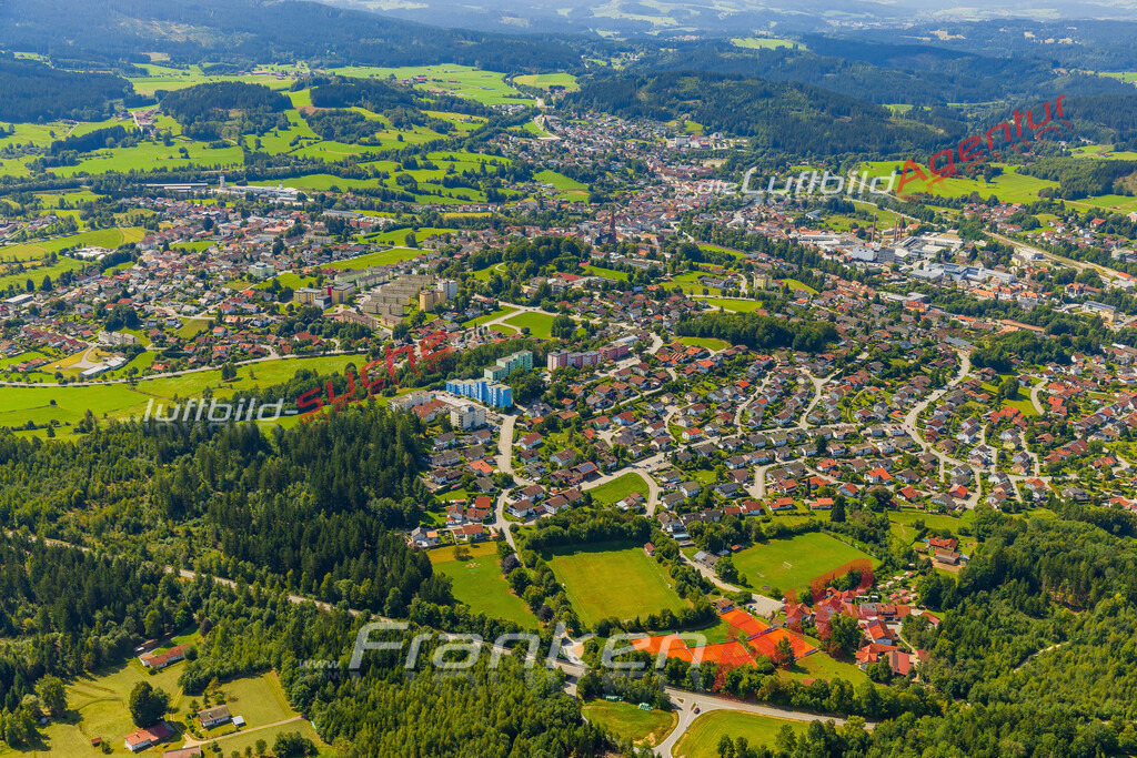 luftaufnahme-zwiesel-tourismus-aufnahme-5334-jahr-2025 | Luftaufnahme von Zwiesel Vs Google Maps- Die Luftaufnahme wurde 2025 vom UL-Flugzeug heraus erstellt ( keine Drohne ) - Hochauflösende Luftaufnahme - für professionelle Ausdrucke geeignet. Die Geschenkidee !Mit Lizenz und Bildrechte bestellbar