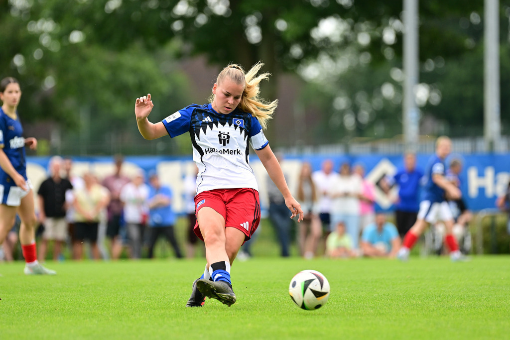 Fußball I Frauen I Saison 2025-2026 I Testspiel I Hamburger SV - Holstein Kiel | Nahaufnahme, Einzelfoto, Freisteller, Portrait, Porträt, Einzelbild, Einzelfoto, Körper: Svea Stoldt (8, Hamburger SV) - Realisiert mit Pictrs.com