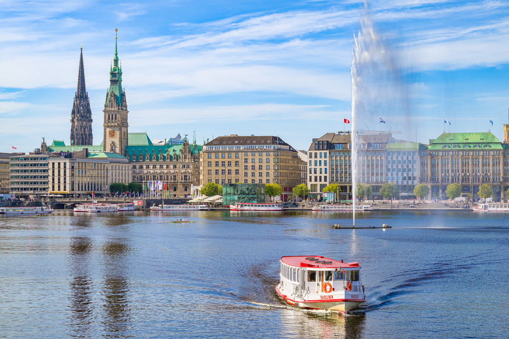 Alsterrundfahrt in Hamburg | Eine Alsterrundfahrt in Hamburg mit der Saselbek bei traumhaftem Spätsommer-Wetter. Im Hintergrund der Jungfernstieg, links das Hamburger Rathaus. - Realisiert mit Pictrs.com