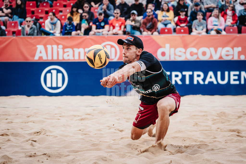 Beachvolleyball | Männer | Allianz German Beach Tour 2025 | Tourstop Düsseldorf | 17.05.2025 | Bennet Poniewaz spielt den Ball
