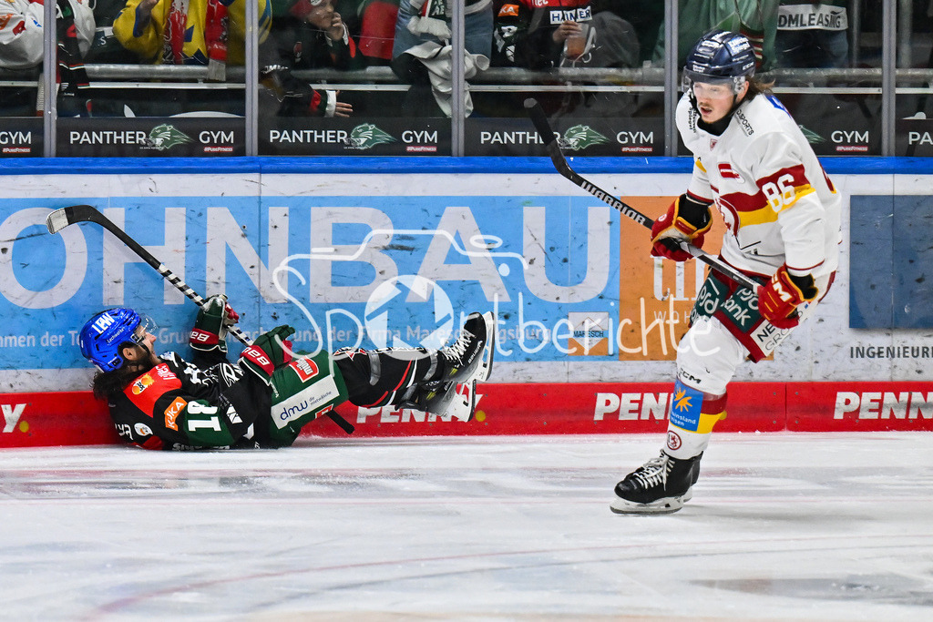 Augsburger Panther - Düsseldorfer EG | Jubel der Panther nach dem Treffer zum 4-1 durch Anthony LOUIS (Augsburger Panther #18) / Tor / Torschuetze / Freude / Happy / DEL: Augsburger Panther - Duesseldorfer EG, Curt Frenzel Stadion am 04.03.2025